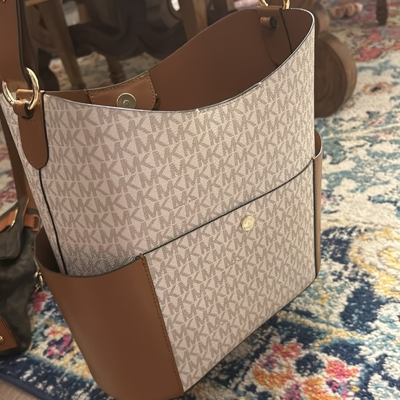 Like New Purse - Picture 4 of 4